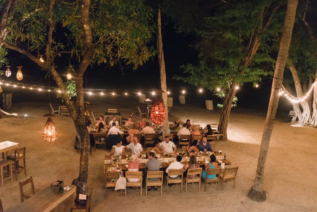 costa rica A group of people are sitting at a table at a PLAYA.