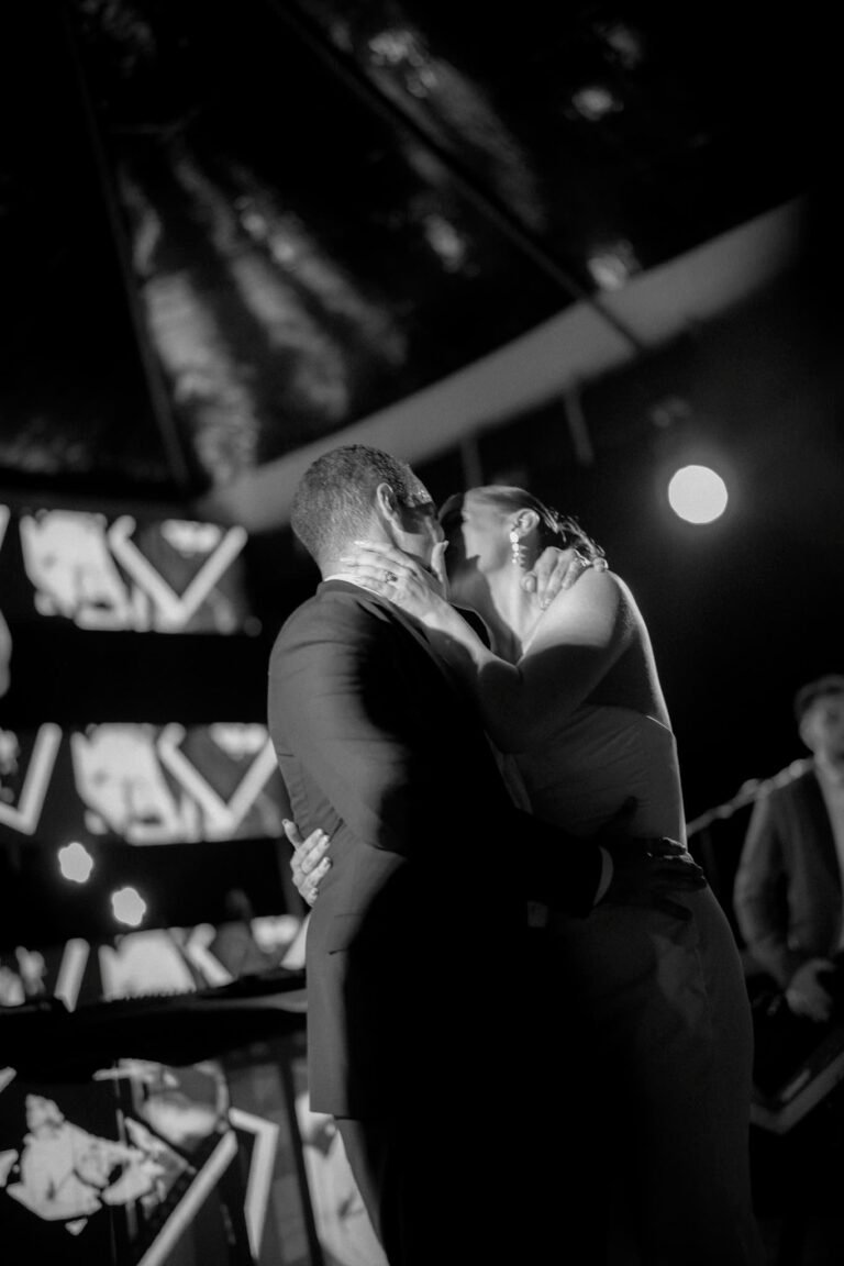 Best Documentary Wedding Photographers In Costa Rica | Adri and Lucas 12 Couple kissing under the reception lights at a Costa Rica wedding